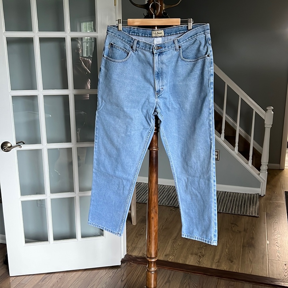 L.L bean mens relaxed fit blue jeans 38 X 29. Like new condition.
